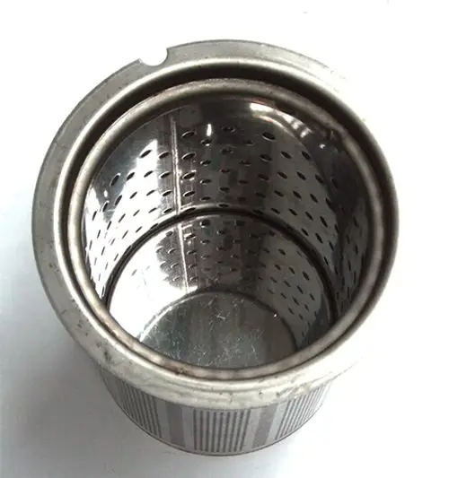 Zylindrischer Edelstahlbehälter mit einem perforierten Innenbereich, möglicherweise Teil eines Brennersystems von Daikin.